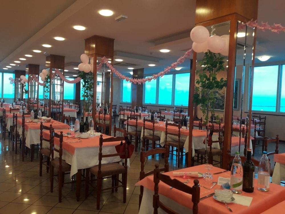 Hotel Majestic Pesaro Exterior foto